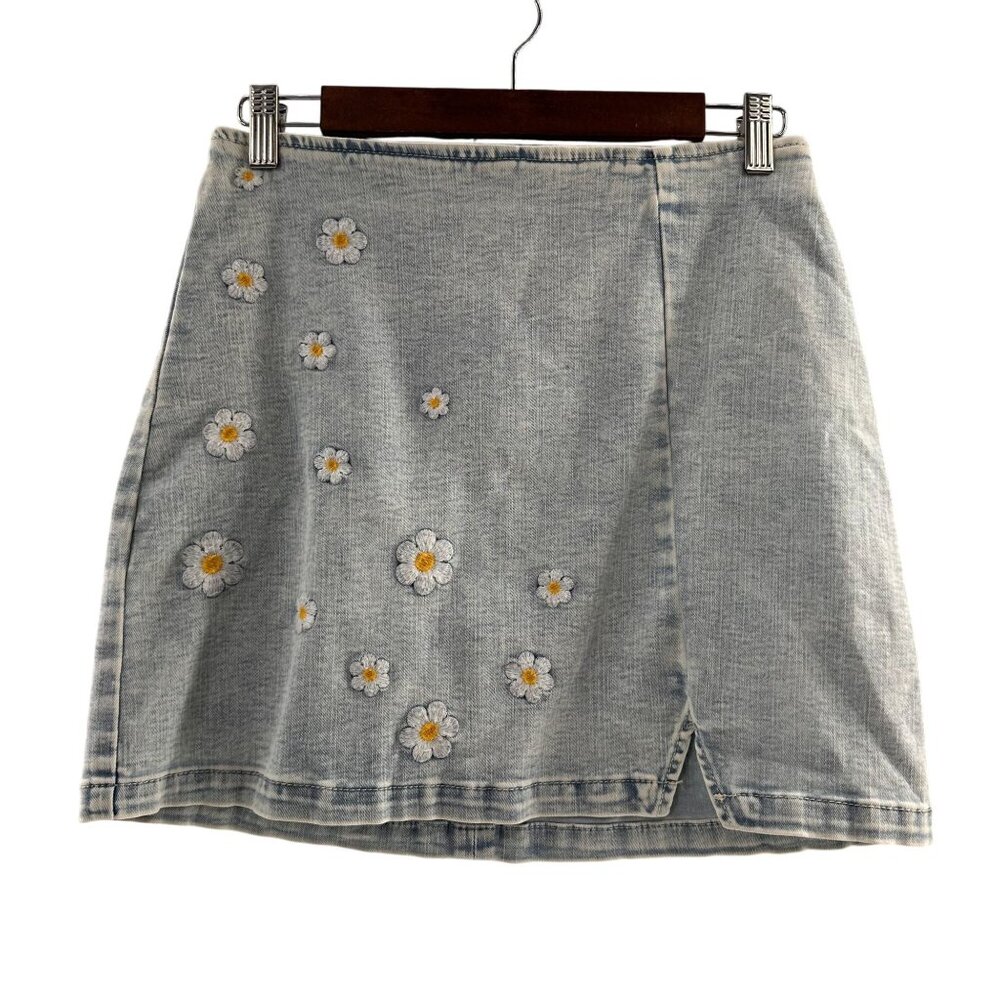 Wild Fable Light Wash Denim Mini‎ Skirt Daisy Embroidery Side Slit Size 4 Boho